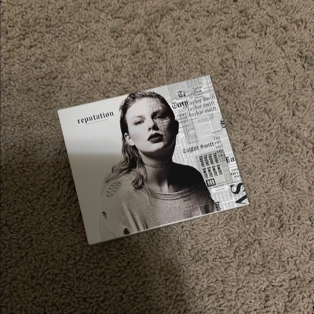 Taylor Swift Reputation Deluxe Album Box - Black & White Artwork